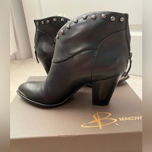 B. Makowsky Leather Ankle Boots. Black size 7.5